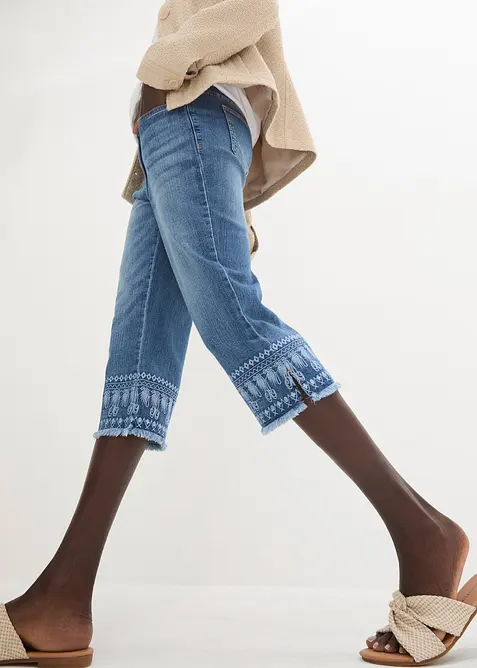 Jeans capri con ricami, bonprix
