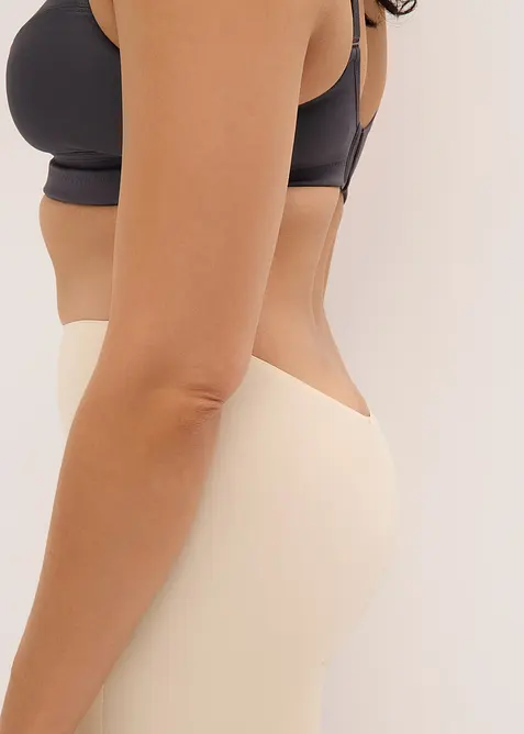 Pantaloncini con effetto modellante medio e taglio basso sul retro, bonprix