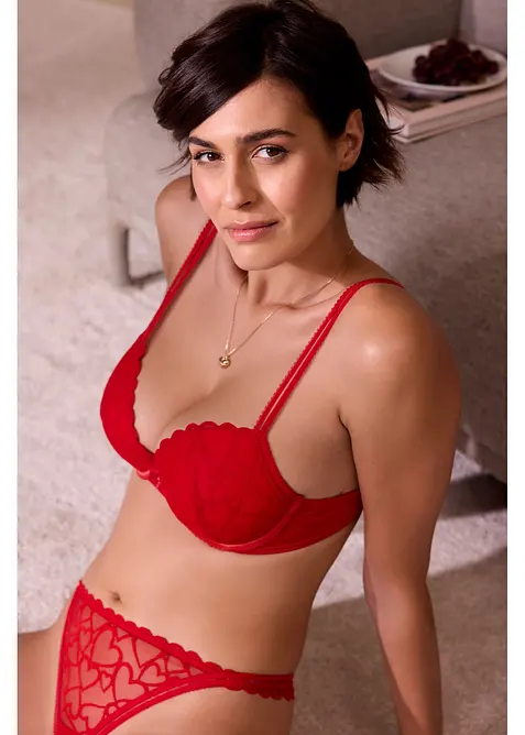 Reggiseno con coppe preformate e pizzo a cuoricini, bonprix