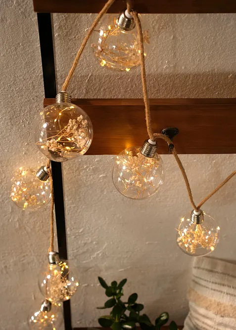 Catena luminosa LED con 8 sfere e fiori secchi, bonprix