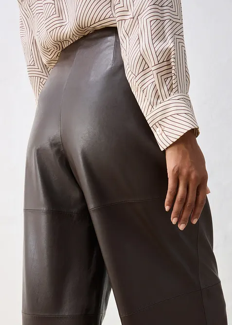Pantaloni in pelle con pinces, bonprix