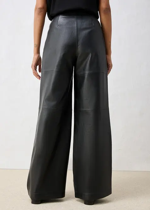 Pantaloni in pelle con pinces, bonprix