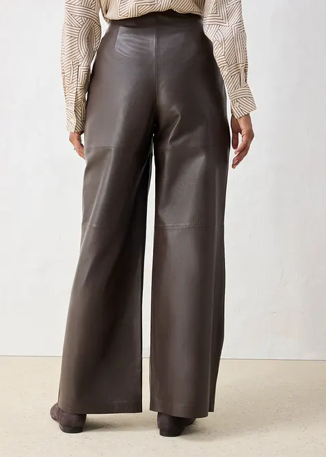 Pantaloni in pelle con pinces, bonprix