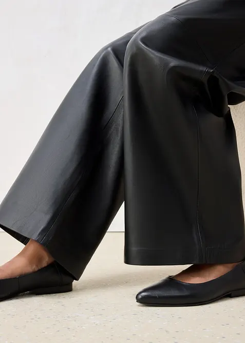Pantaloni in pelle con pinces, bonprix