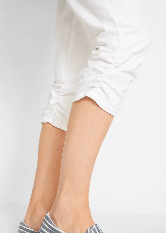 Pantaloni capri di misto cotone con cinta comoda, bonprix