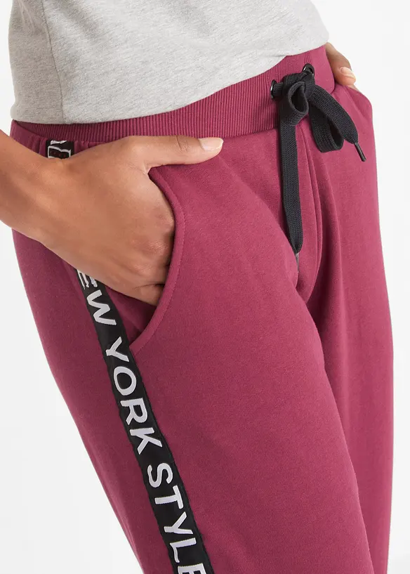 Pantaloni in felpa con fascette e scritta statement, bonprix