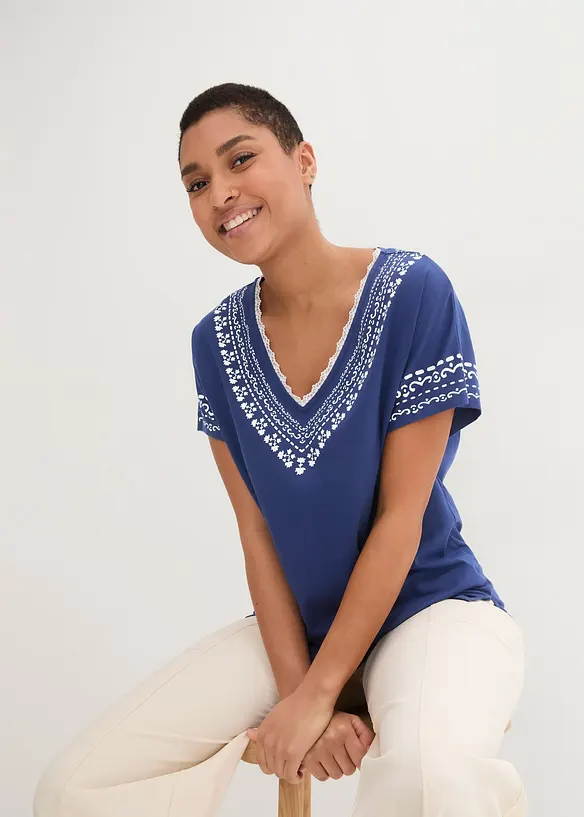 T-shirt dal taglio comodo con ricami stampati e cotone biologico, bonprix