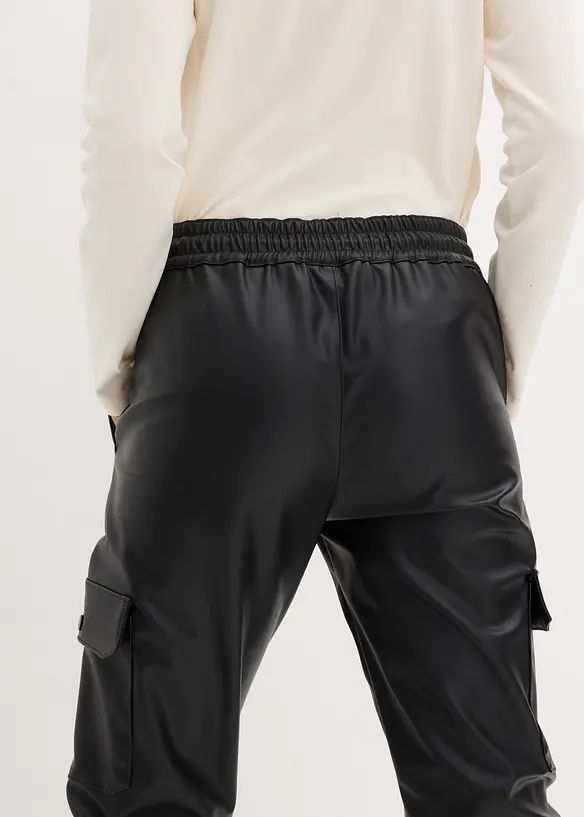 Pantaloni cargo in similpelle, bonprix