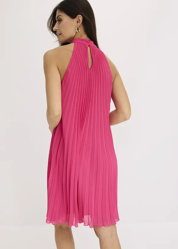 Abito in chiffon plissettato con applicazione a fiore, bonprix
