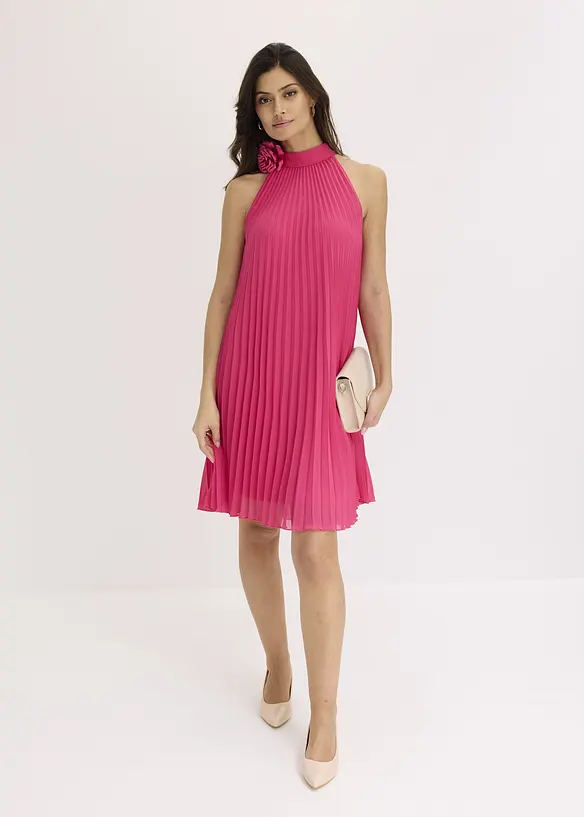 Abito in chiffon plissettato con applicazione a fiore, bonprix