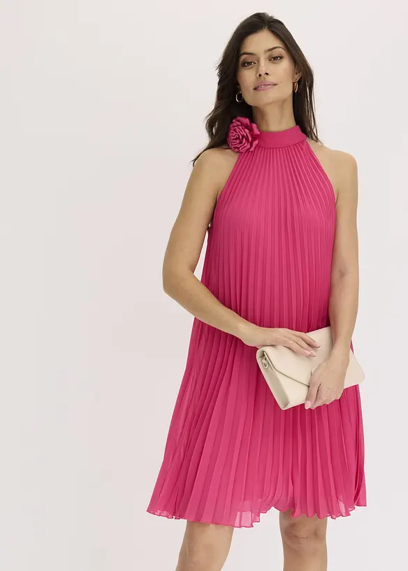 Abito in chiffon plissettato con applicazione a fiore, bonprix