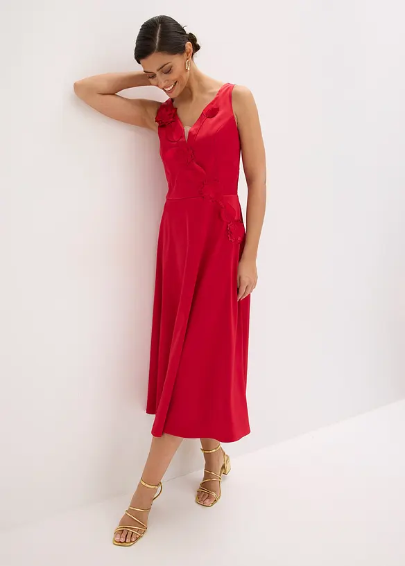 Abito midi in satin lucido con applicazione floreale, bonprix
