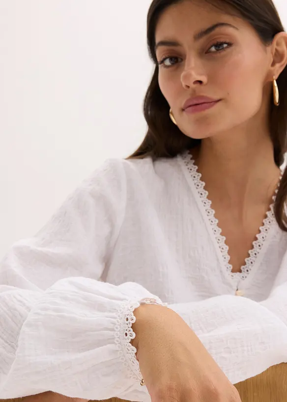 Blusa con inserto effetto uncinetto e frange, bonprix