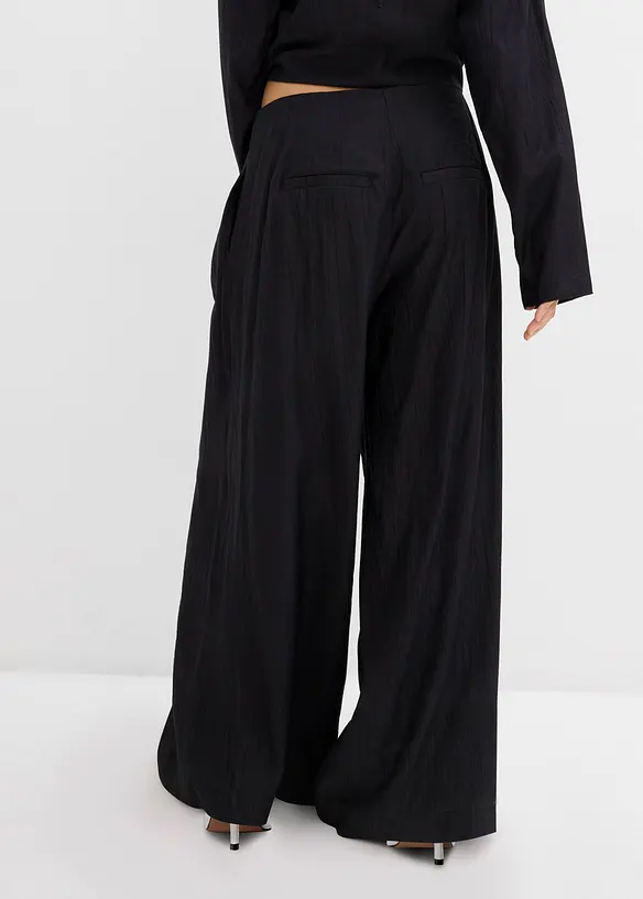 Pantaloni a palazzo in misto viscosa strutturato effetto crinkle, bonprix