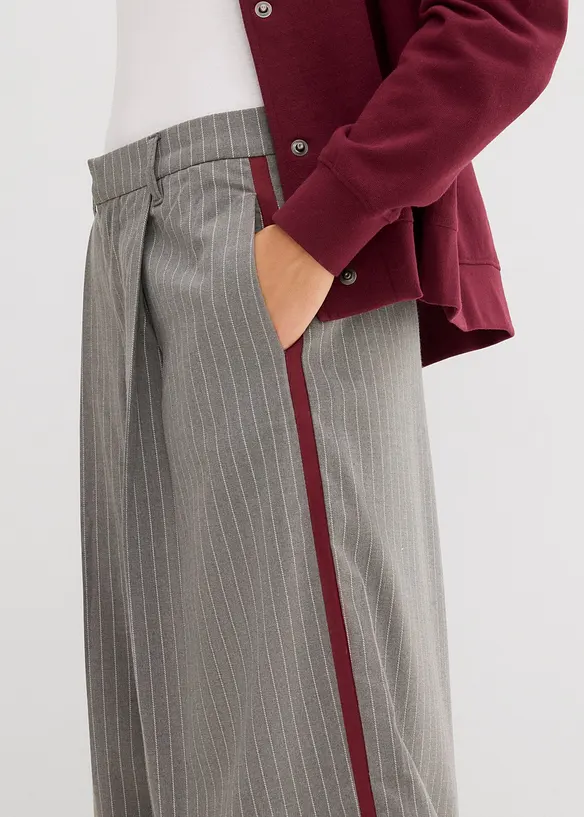 Pantaloni con pinces e bande a contrasto, bonprix