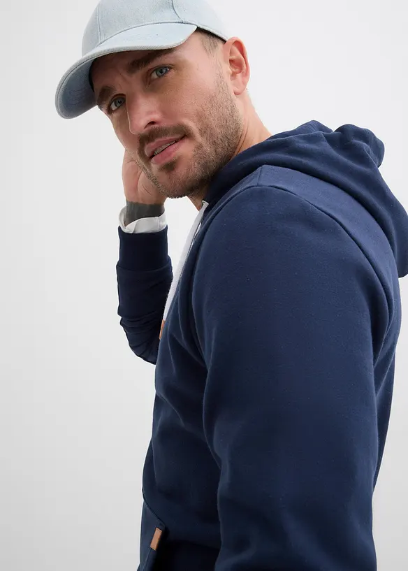 Felpa con cappuccio e dettagli in similpelle, bonprix