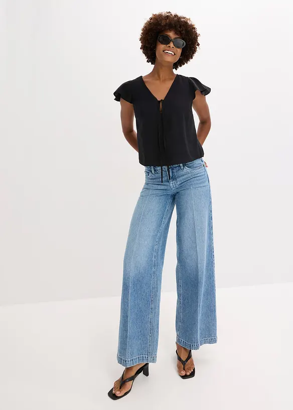 Blusa con effetto lucido e maniche a volant, bonprix