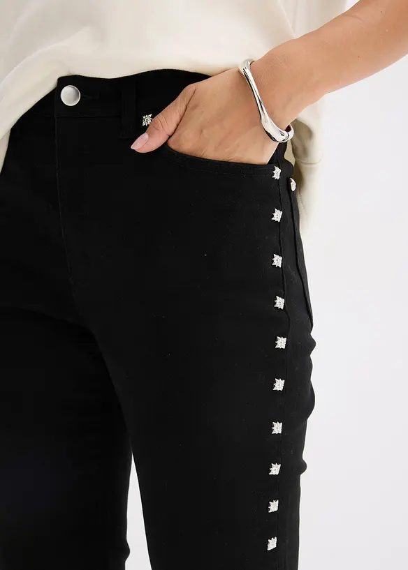 Pantaloni in twill con borchiette, bonprix
