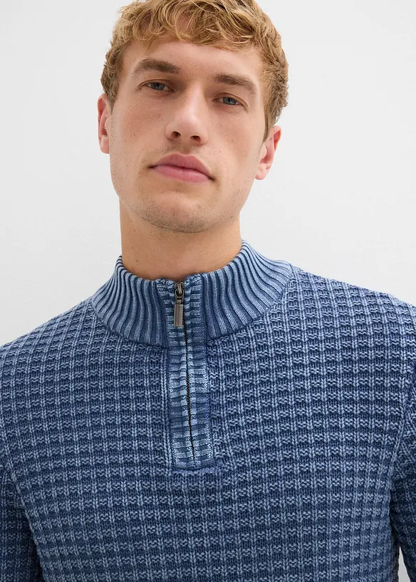 Maglione in filato grosso operato con cotone, zip al collo e effetto lavato, bonprix