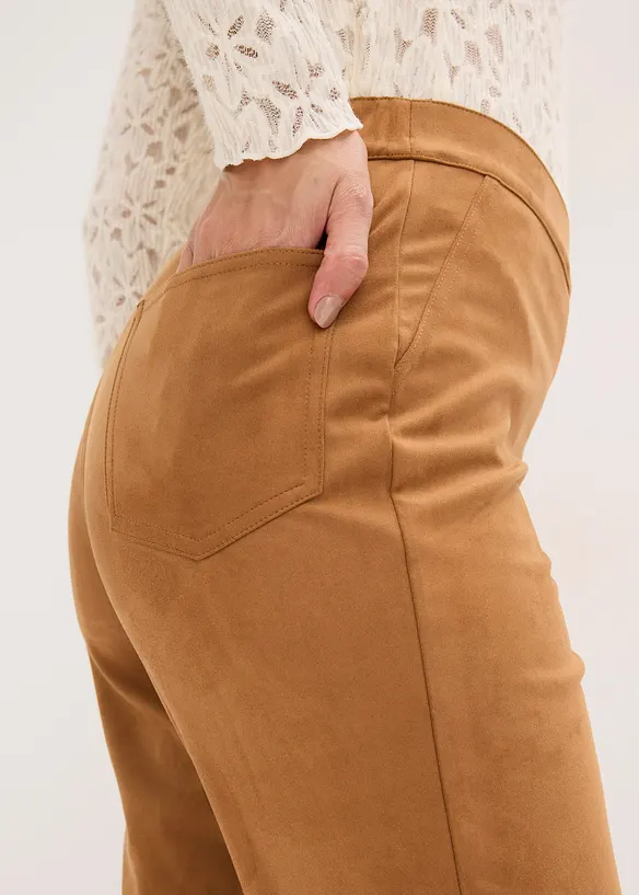 Pantaloni a gamba svasata in similpelle scamosciata, bonprix