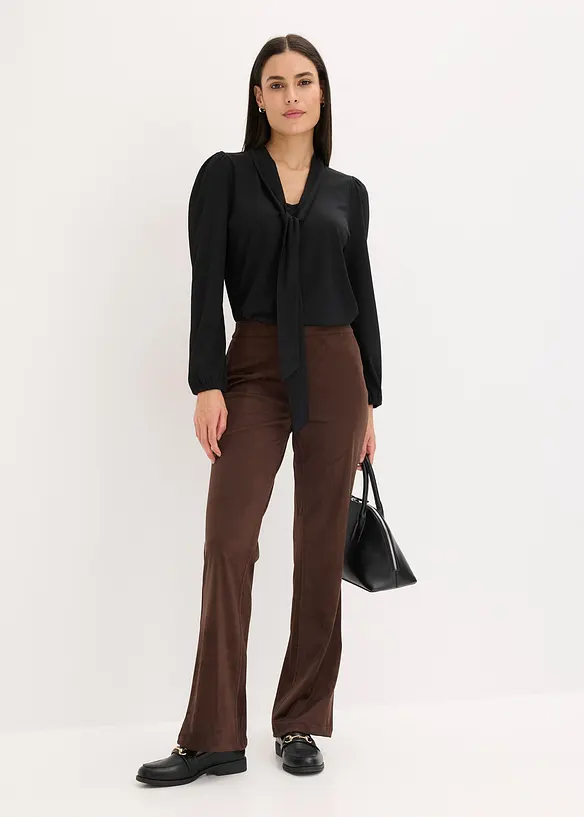 Pantaloni a gamba svasata in similpelle scamosciata, bonprix