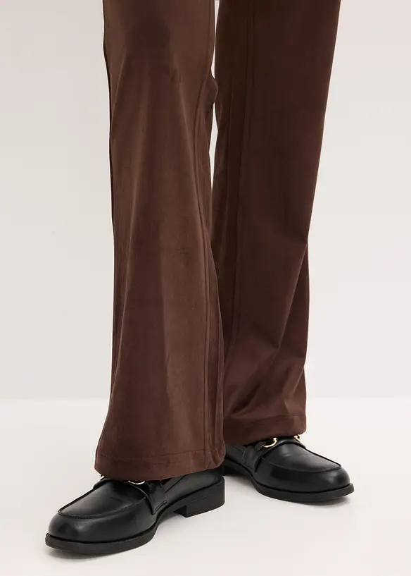 Pantaloni a gamba svasata in similpelle scamosciata, bonprix