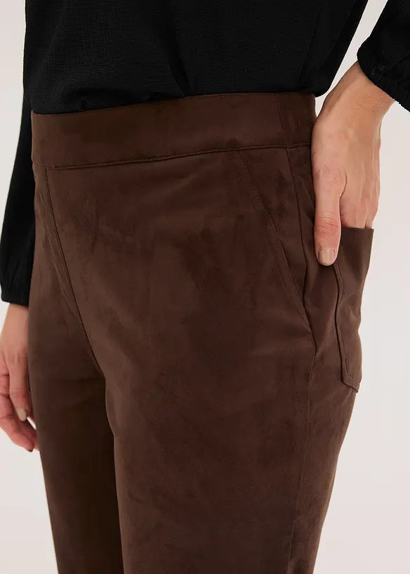 Pantaloni a gamba svasata in similpelle scamosciata, bonprix