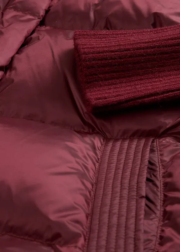 Piumino con piume riciclate e maniche di maglia, bonprix