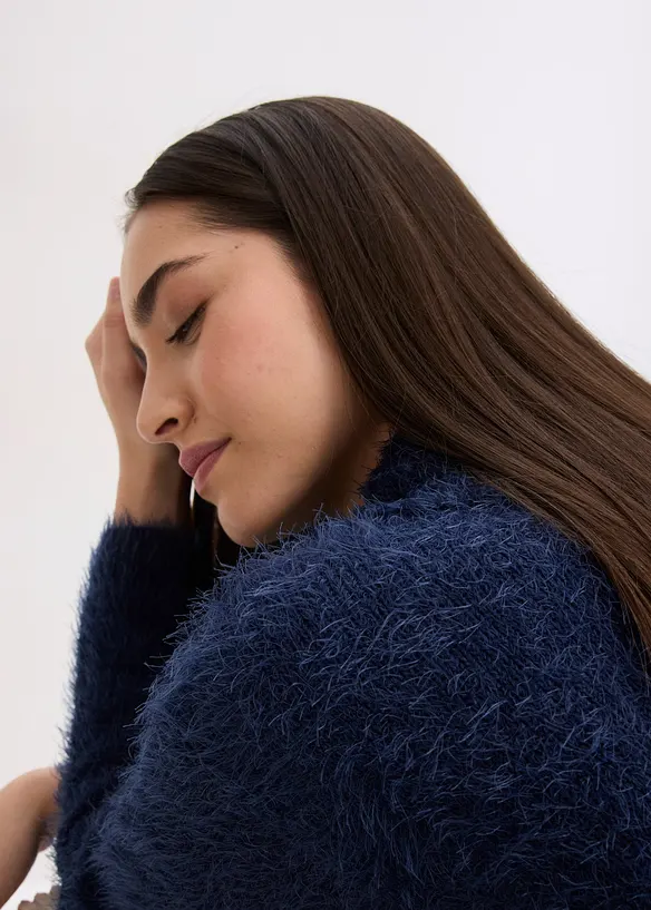 Maglione a collo alto in morbido filato effetto piume, bonprix