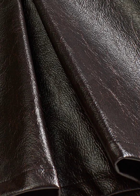 Gonna a pieghe in similpelle di vernice, bonprix