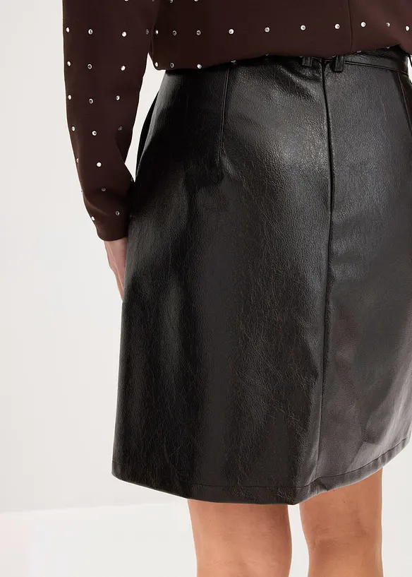 Gonna a pieghe in similpelle di vernice, bonprix