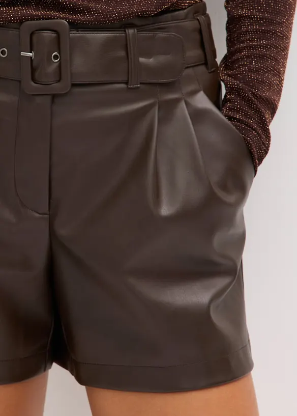 Shorts in similpelle con cintura, bonprix