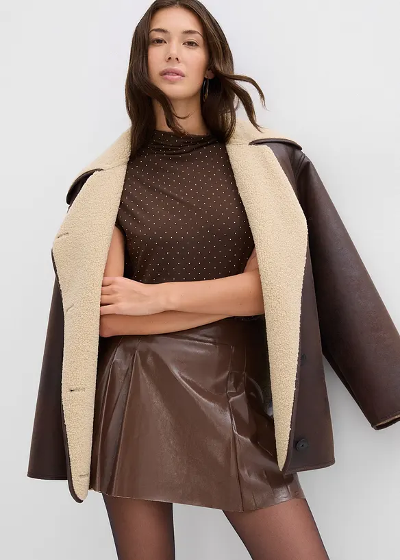 Gonna corta in similpelle con pieghe baciate, bonprix