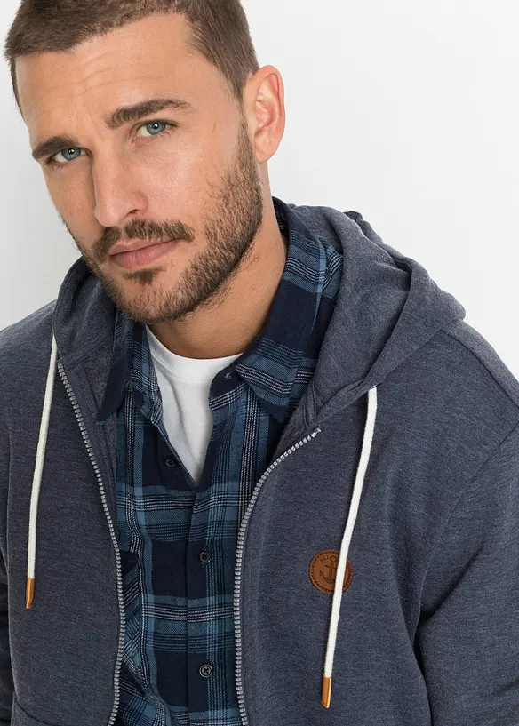 Felpa con zip, cappuccio e dettagli in similpelle, bonprix