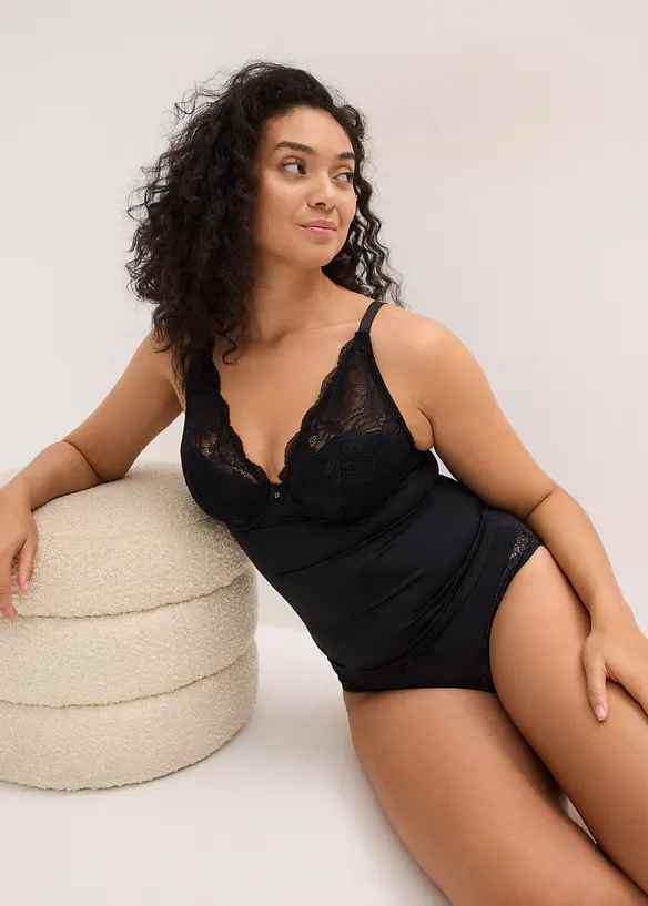 Top con coppe preformate, pizzo ed effetto modellante medio, bonprix