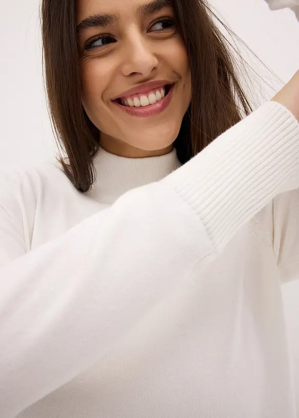 Maglione basic in filato fine con collo dritto e cotone riciclato, bonprix