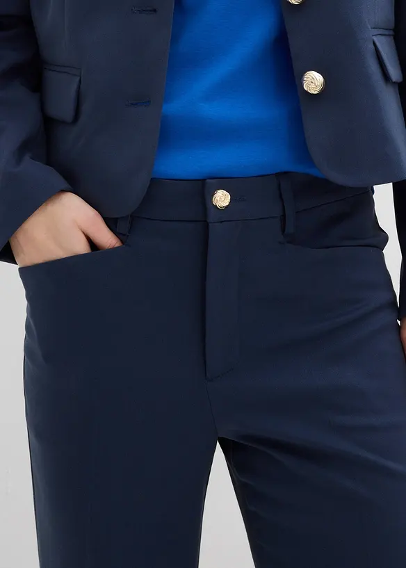 Pantaloni cropped svasati con bottone decorativo, bonprix