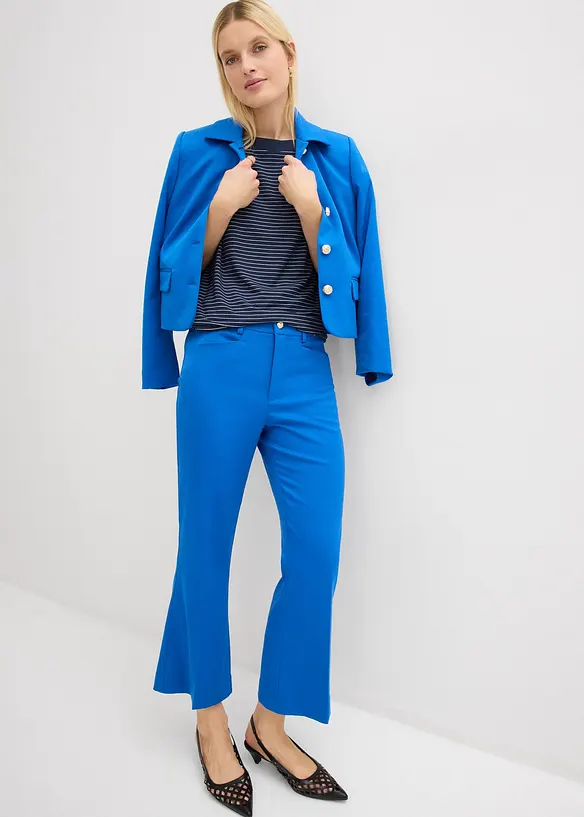 Pantaloni cropped svasati con bottone decorativo, bonprix