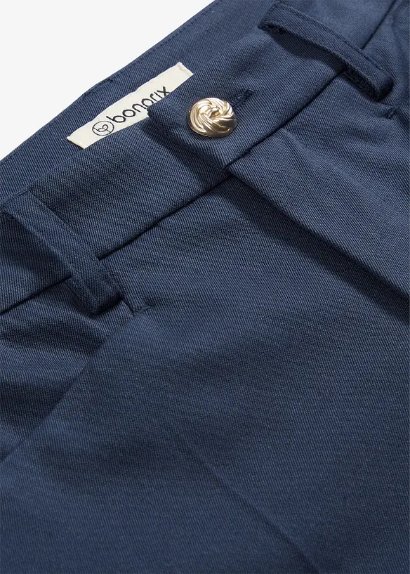 Pantaloni cropped svasati con bottone decorativo, bonprix