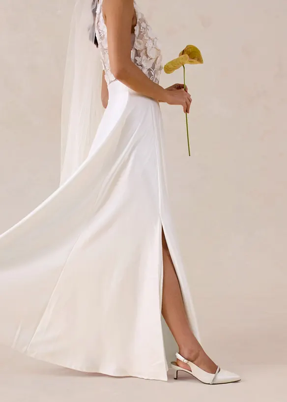 Abito da sposa in satin lucido con applicazione floreale, bonprix