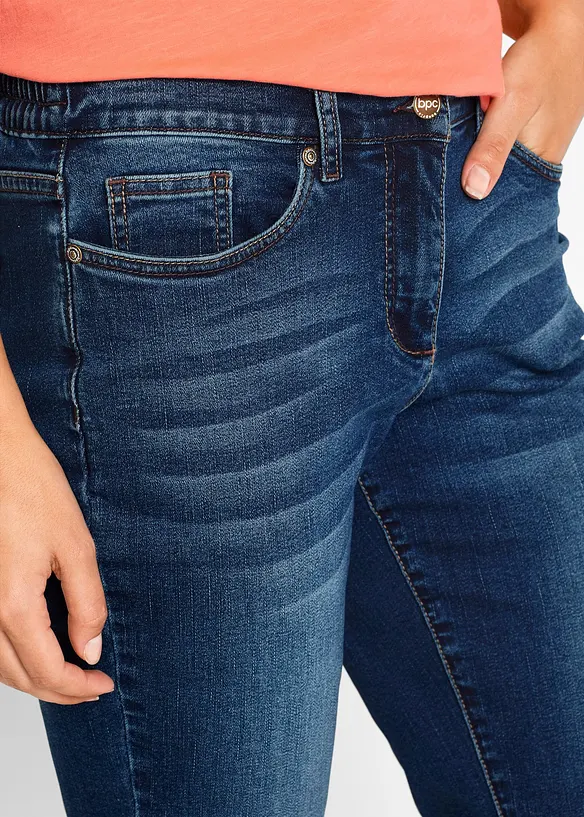 Bermuda in jeans con vita media parzialmente elasticizzata, bonprix