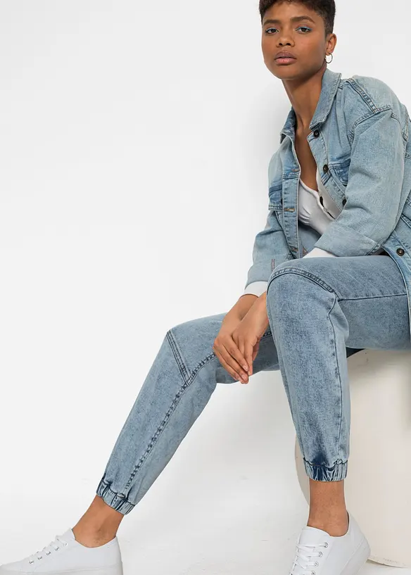 Jogger di jeans elasticizzati, vita media, bonprix
