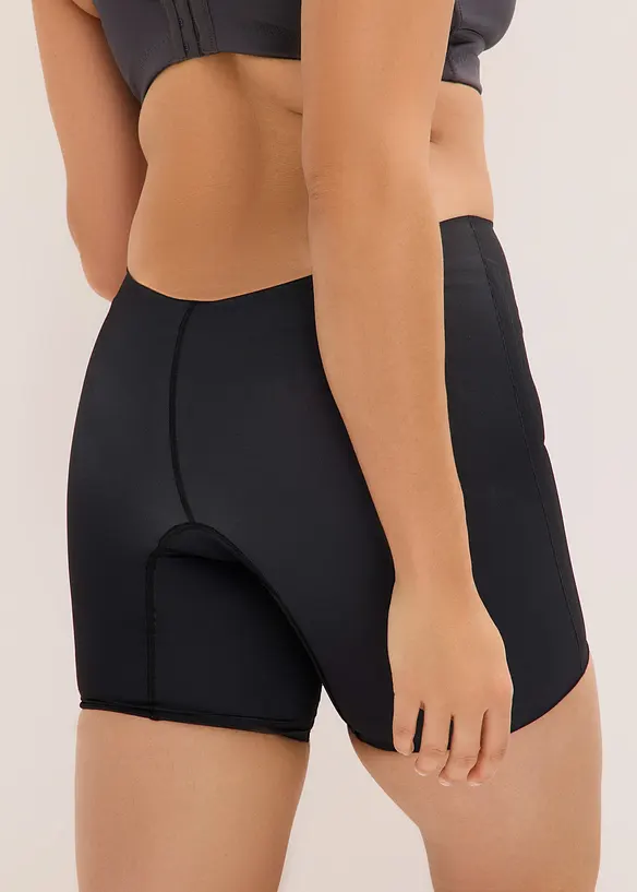 Pantaloncini con effetto modellante medio e taglio basso sul retro, bonprix