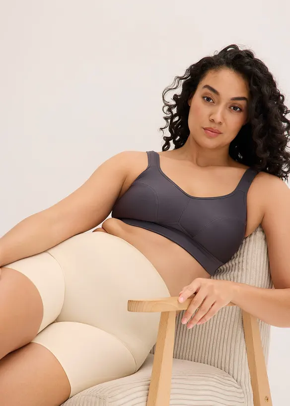 Pantaloncini con effetto modellante medio e taglio basso sul retro, bonprix