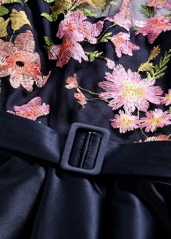 Abito lungo in satin lucido con pizzo, bonprix