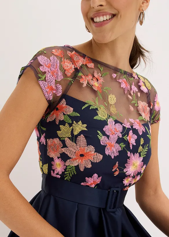 Abito lungo in satin lucido con pizzo, bonprix