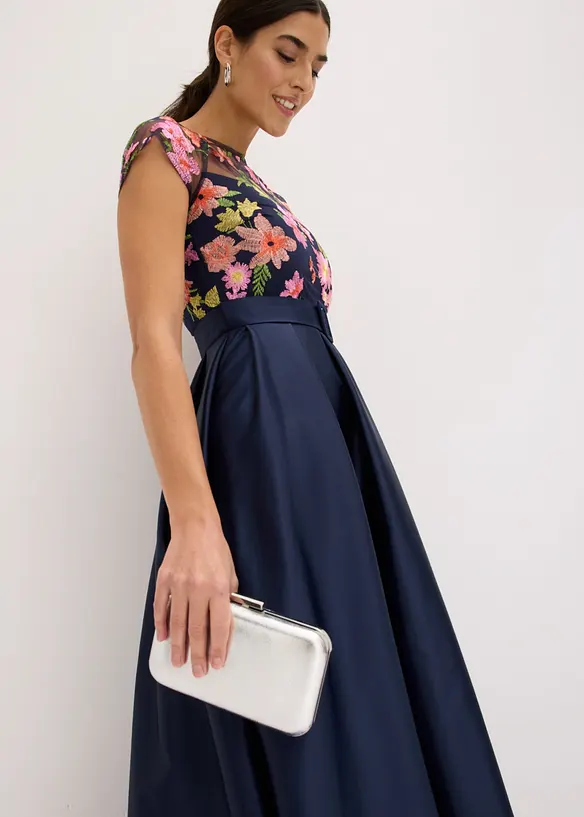 Abito lungo in satin lucido con pizzo, bonprix