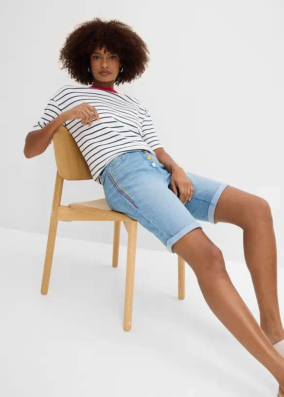 Bermuda in jeans con ricami e cinta comoda, vita media, bonprix