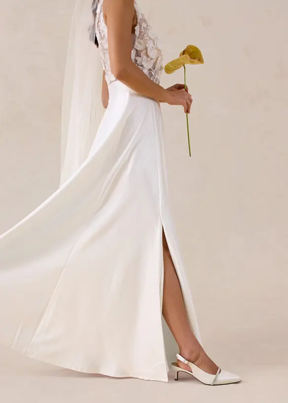 Abito da sposa in satin lucido con applicazione floreale, bonprix