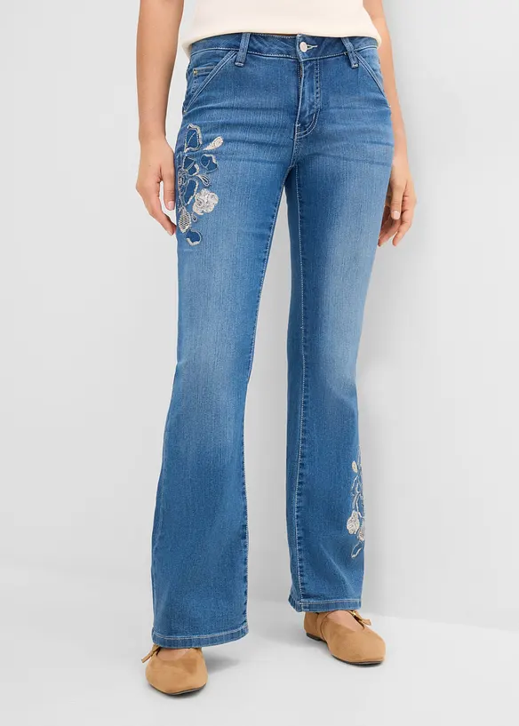 Jeans a zampa con ricami floreali, bonprix